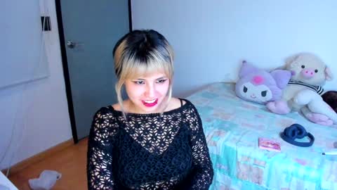 Snapshot of azu_moure chatting on December 2024 06:47:01 AM Azu Moure online show from December 2024 06:47:01 AM