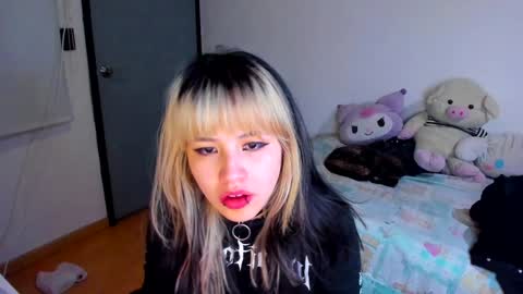 Snapshot of azu_moure chatting on December 2024 02:26:01 AM Azu Moure online show from December 2024 02:26:01 AM