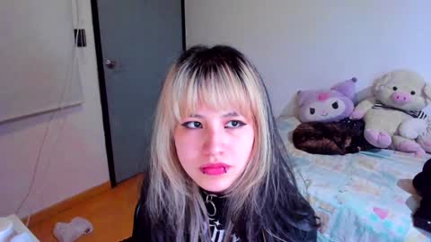 Snapshot of azu_moure chatting on December 2024 05:42:01 AM Azu Moure online show from December 2024 05:42:01 AM