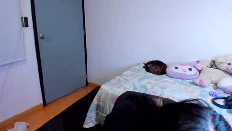 Snapshot of azu_moure chatting on December 2024 02:10:01 AM Azu Moure online show from December 2024 02:10:01 AM