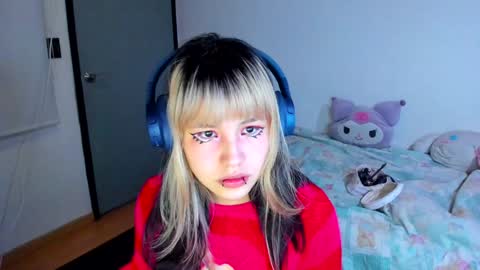 Snapshot of azu_moure chatting on December 2024 06:53:02 AM Azu Moure online show from December 2024 06:53:02 AM