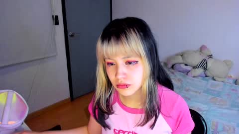 Snapshot of azu_moure chatting on December 2024 03:50:02 AM Azu Moure online show from December 2024 03:50:02 AM