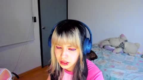 Snapshot of azu_moure chatting on December 2024 07:07:01 AM Azu Moure online show from December 2024 07:07:01 AM