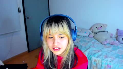 Snapshot of azu_moure chatting on December 2024 04:22:02 AM Azu Moure online show from December 2024 04:22:02 AM