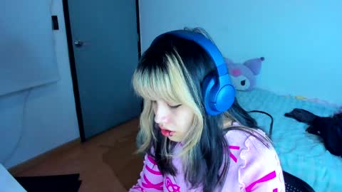 Snapshot of azu_moure chatting on December 2024 05:42:01 AM Azu Moure online show from December 2024 05:42:01 AM