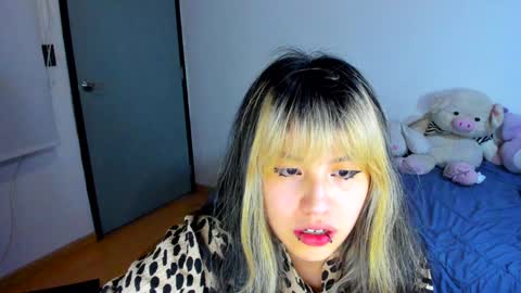 Snapshot of azu_moure chatting on January 2025 06:41:01 AM Azu Moure online show from January 2025 06:41:01 AM