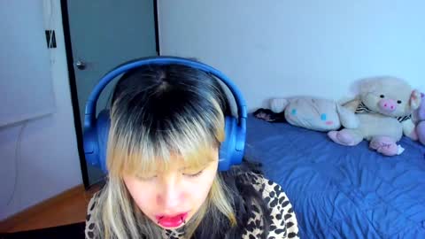 Snapshot of azu_moure chatting on January 2025 09:43:02 AM Azu Moure online show from January 2025 09:43:02 AM