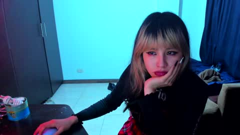 Snapshot of azu_moure chatting on January 2025 01:31:02 AM Azu Moure online show from January 2025 01:31:02 AM