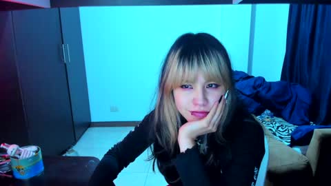 Snapshot of azu_moure chatting on January 2025 04:47:01 AM Azu Moure online show from January 2025 04:47:01 AM