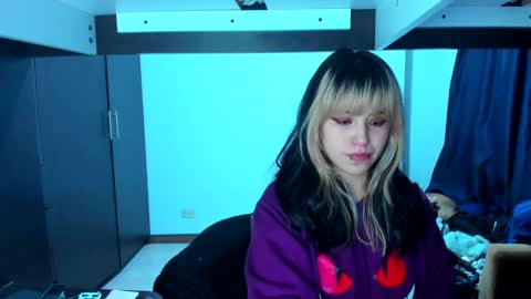 Snapshot of azu_moure chatting on January 2025 06:31:02 AM Azu Moure online show from January 2025 06:31:02 AM