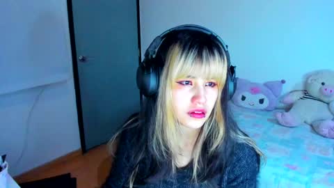 Snapshot of azu_moure chatting on January 2025 05:44:02 AM Azu Moure online show from January 2025 05:44:02 AM