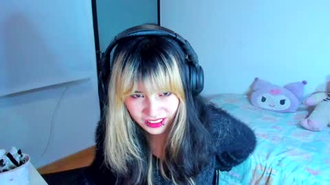 Snapshot of azu_moure chatting on January 2025 08:47:02 AM Azu Moure online show from January 2025 08:47:02 AM