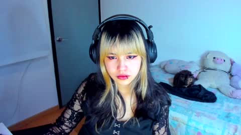 Snapshot of azu_moure chatting on January 2025 08:52:01 AM Azu Moure online show from January 2025 08:52:01 AM