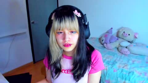 Snapshot of azu_moure chatting on January 2025 05:31:01 AM Azu Moure online show from January 2025 05:31:01 AM