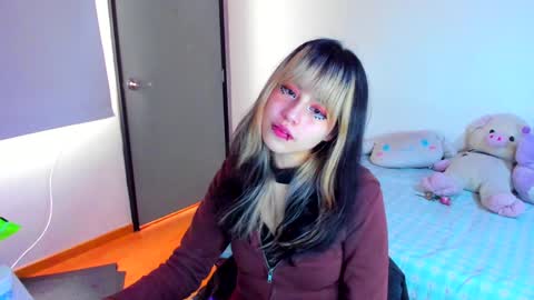 Snapshot of azu_moure chatting on January 2025 03:59:02 PM Azu Moure online show from January 2025 03:59:02 PM