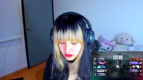 Snapshot of azu_moure chatting on January 2025 08:30:02 AM Azu Moure online show from January 2025 08:30:02 AM