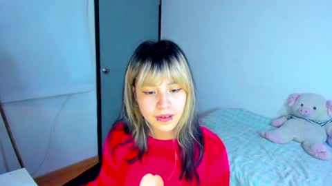 Snapshot of azu_moure chatting on January 2025 05:45:02 AM Azu Moure online show from January 2025 05:45:02 AM