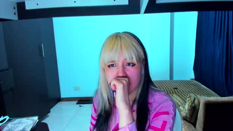 Snapshot of azu_moure chatting on February 2025 11:16:02 PM Azu Moure online show from February 2025 11:16:02 PM