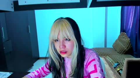 Snapshot of azu_moure chatting on February 2025 02:24:01 PM Azu Moure online show from February 2025 02:24:01 PM