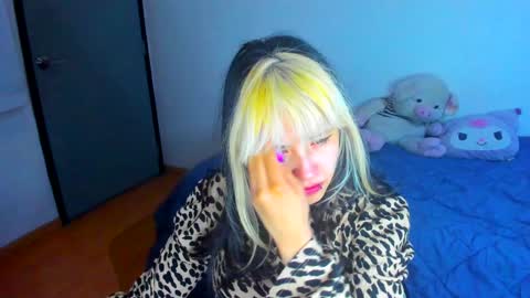 Snapshot of azu_moure chatting on February 2025 07:40:01 AM Azu Moure online show from February 2025 07:40:01 AM