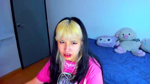 Snapshot of azu_moure chatting on February 2025 07:13:01 AM Azu Moure online show from February 2025 07:13:01 AM