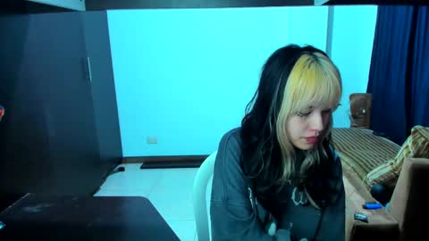 Snapshot of azu_moure chatting on February 2025 07:15:01 AM Azu Moure online show from February 2025 07:15:01 AM