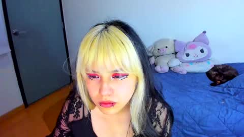 Snapshot of azu_moure chatting on February 2025 07:32:02 AM Azu Moure online show from February 2025 07:32:02 AM