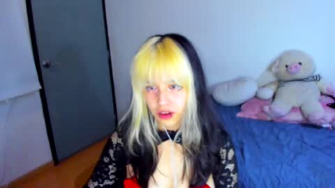 Snapshot of azu_moure chatting on February 2025 06:39:02 AM Azu Moure online show from February 2025 06:39:02 AM