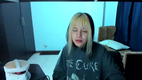 Snapshot of azu_moure chatting on February 2025 11:00:02 AM Azu Moure online show from February 2025 11:00:02 AM