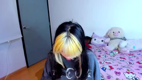 Snapshot of azu_moure chatting on February 2025 08:25:02 AM Azu Moure online show from February 2025 08:25:02 AM