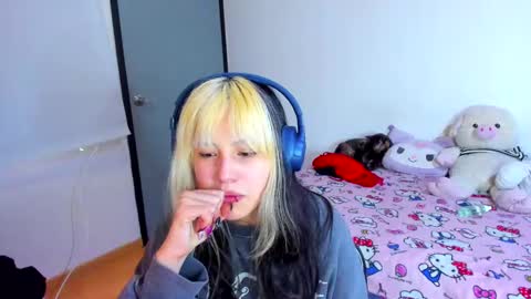 Snapshot of azu_moure chatting on February 2025 11:30:01 AM Azu Moure online show from February 2025 11:30:01 AM