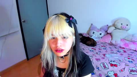 Snapshot of azu_moure chatting on March 2025 10:34:02 AM Azu Moure online show from March 2025 10:34:02 AM