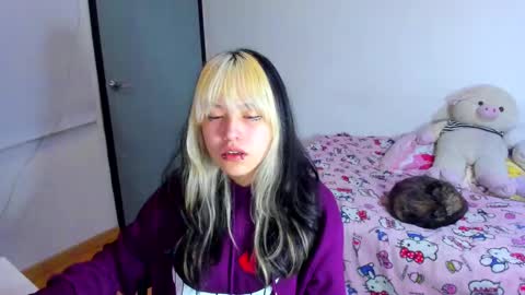 Snapshot of azu_moure chatting on March 2025 08:18:02 AM Azu Moure online show from March 2025 08:18:02 AM