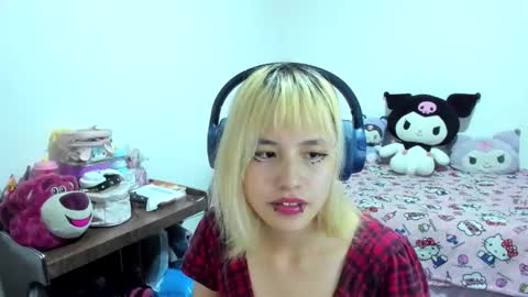 Snapshot of azu_moure chatting on September 2025 06:24:02 AM Azu Moure online show from September 2025 06:24:02 AM