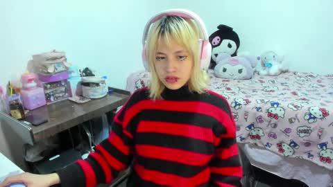 Snapshot of azu_moure chatting on September 2025 06:59:02 AM Azu Moure online show from September 2025 06:59:02 AM