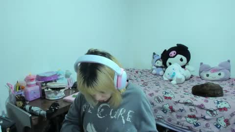 Snapshot of azu_moure chatting on September 2025 04:49:01 AM Azu Moure online show from September 2025 04:49:01 AM