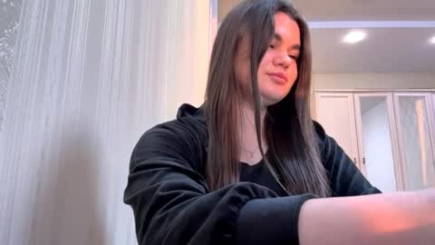 Snapshot of azzieyerbich chatting on April 2026 04:04:02 PM Elara online show from April 2026 04:04:02 PM