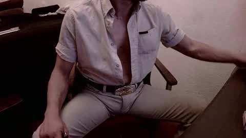 Snapshot of badhombremx chatting on March 2026 03:52:01 AM Mexican livin Off the Wall online show from March 2026 03:52:01 AM