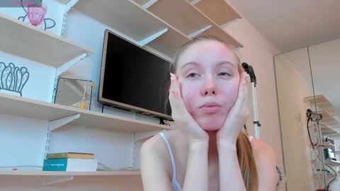 Kira online show from September 2025 01:33:02 PM