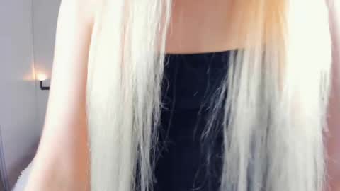 Mia online show from April 2026 02:00:02 PM