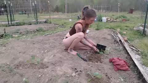 Snapshot of barefootmuse chatting on April 2026 10:15:02 PM BareFootMuse online show from April 2026 10:15:02 PM