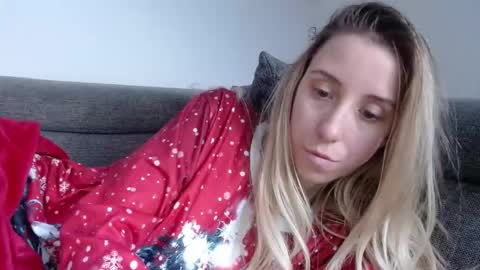 Snapshot of barelylegalblondy chatting on April 2026 09:01:01 AM Lena online show from April 2026 09:01:01 AM