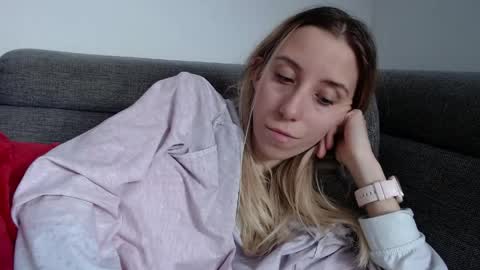 Snapshot of barelylegalblondy chatting on April 2026 09:41:02 AM Lena online show from April 2026 09:41:02 AM