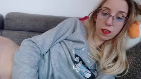Snapshot of barelylegalblondy chatting on April 2026 04:26:01 PM Lena online show from April 2026 04:26:01 PM