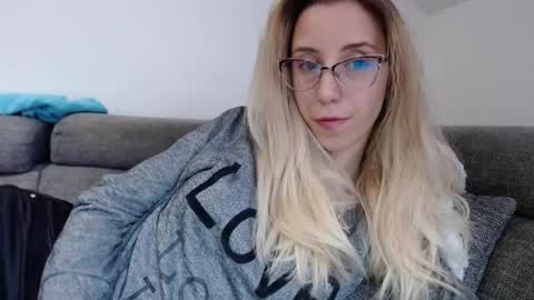 Snapshot of barelylegalblondy chatting on May 2026 04:47:02 PM Lena online show from May 2026 04:47:02 PM