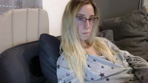 Snapshot of barelylegalblondy chatting on May 2026 05:30:02 PM Lena online show from May 2026 05:30:02 PM