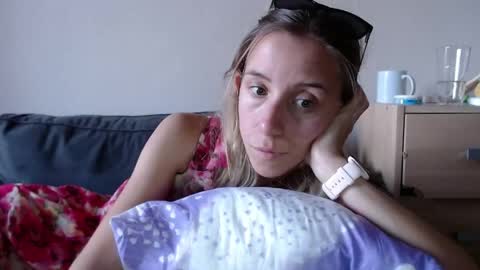 Snapshot of barelylegalblondy chatting on June 2026 06:08:02 PM Lena online show from June 2026 06:08:02 PM