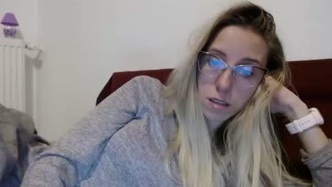 Snapshot of barelylegalblondy chatting on June 2026 06:50:01 PM Lena online show from June 2026 06:50:01 PM