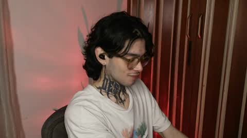 Snapshot of bastiel_ chatting on June 2026 12:25:01 AM Bastiel online show from June 2026 12:25:01 AM