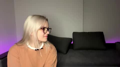 Max and Bella online show from November 2025 03:45:02 PM